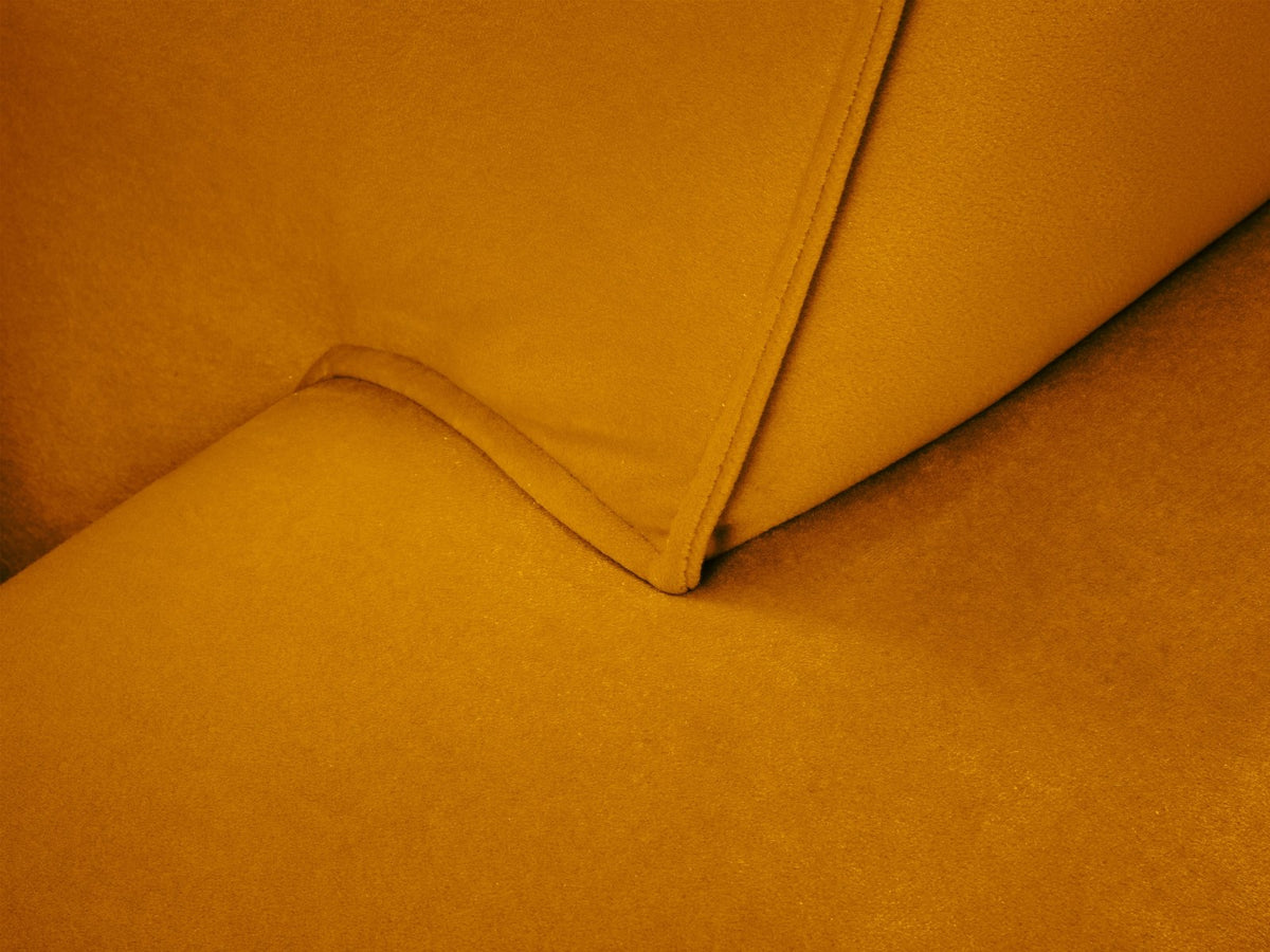 Zweisitzer-Sofa Siena in Beige-Salvador-Samt mit schwarzen Kunststoffbeinen, gepolsterter Sitzfläche und niedriger Rückenlehne, Frontansicht.