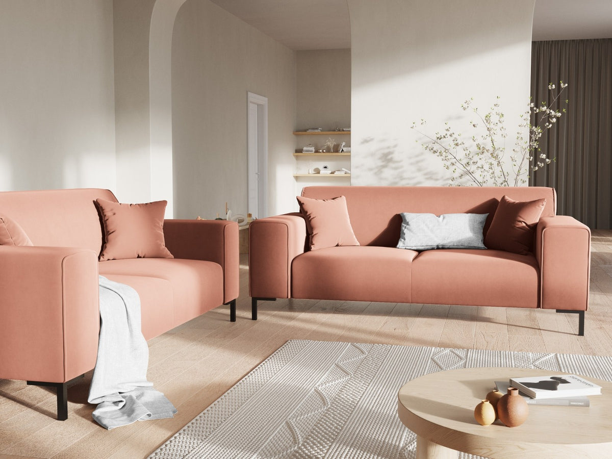 Zweisitzer-Sofa Siena in Beige-Salvador-Samt mit schwarzen Kunststoffbeinen, gepolsterter Sitzfläche und niedriger Rückenlehne, Frontansicht.