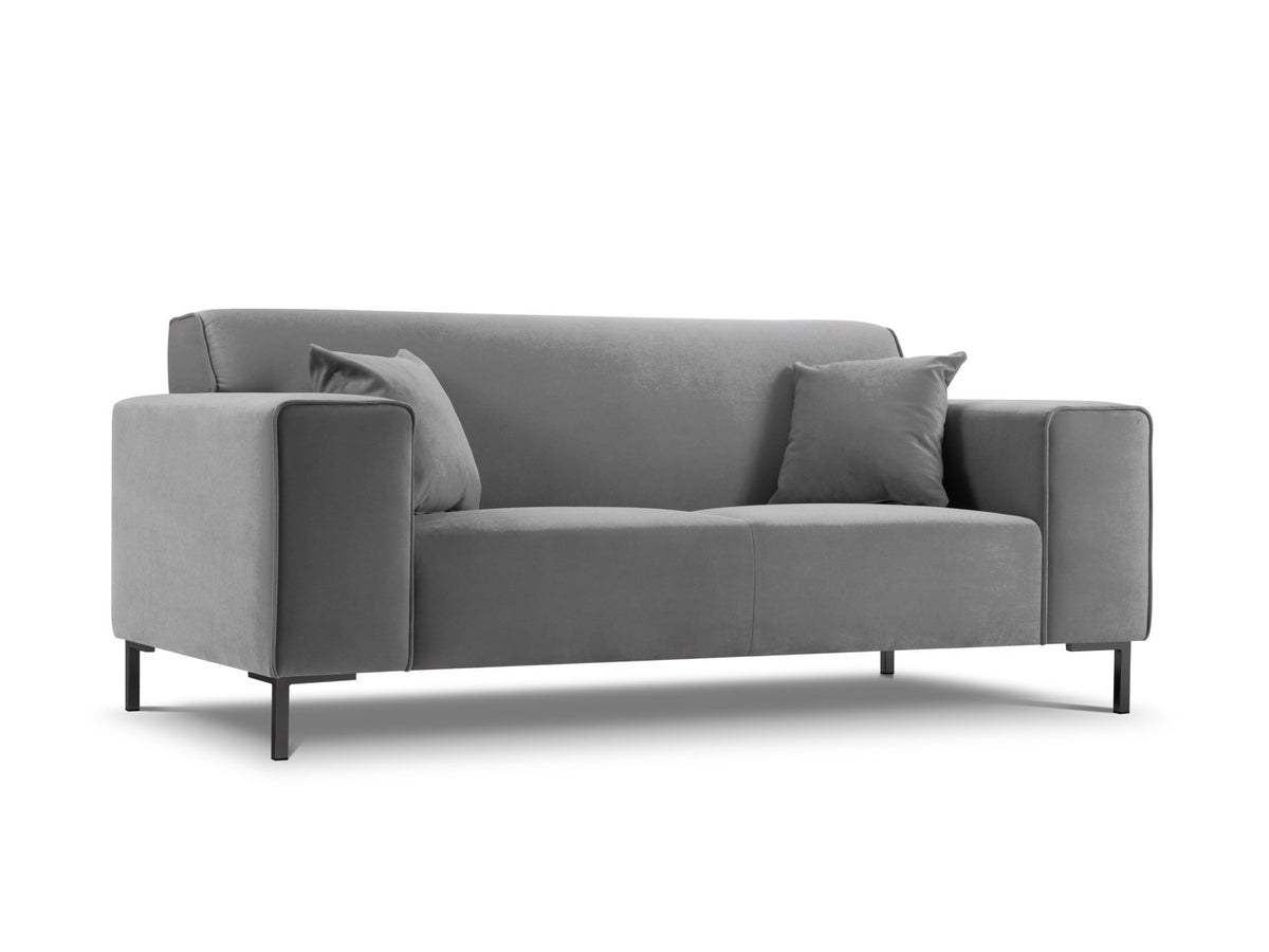 Zweisitzer-Sofa Siena in Beige-Salvador-Samt mit schwarzen Kunststoffbeinen, gepolsterter Sitzfläche und niedriger Rückenlehne, Frontansicht.