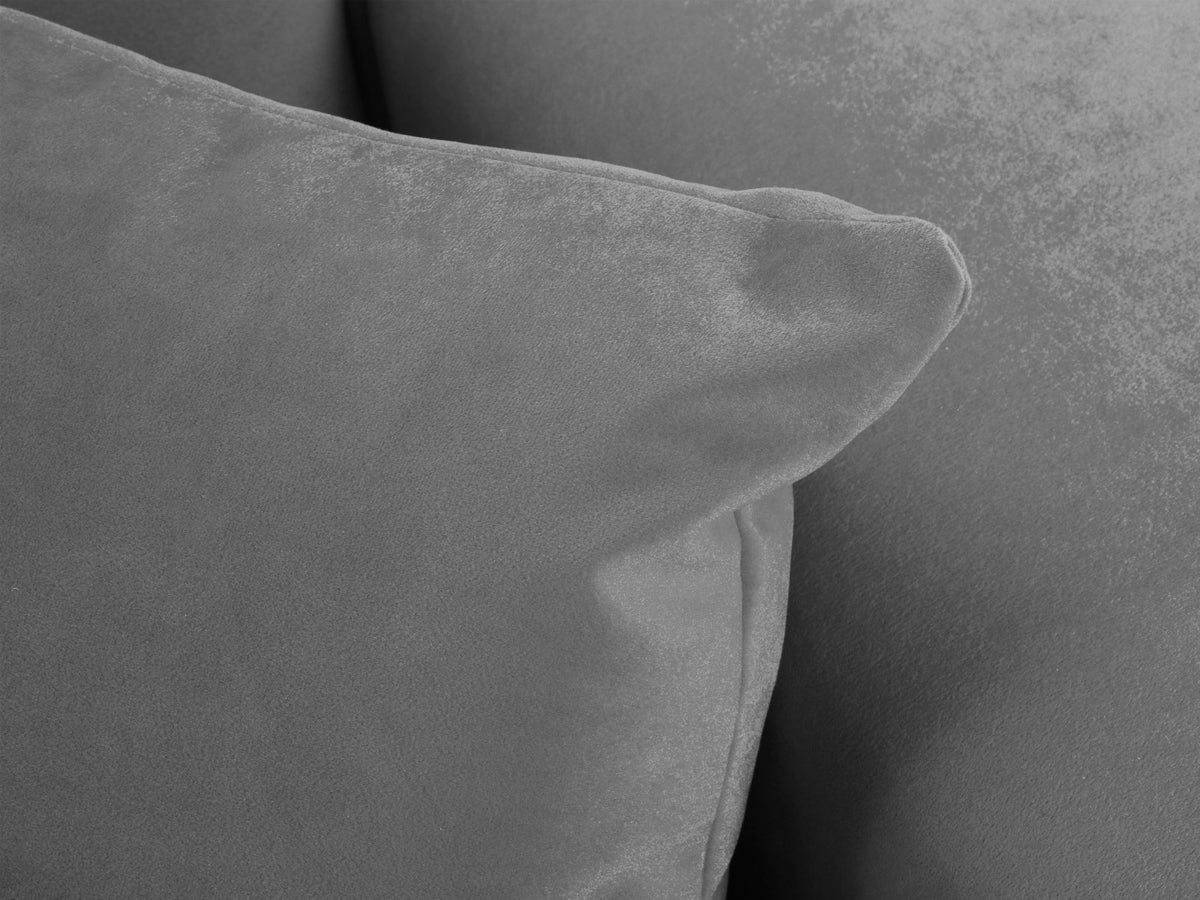 Zweisitzer-Sofa Siena in Beige-Salvador-Samt mit schwarzen Kunststoffbeinen, gepolsterter Sitzfläche und niedriger Rückenlehne, Frontansicht.