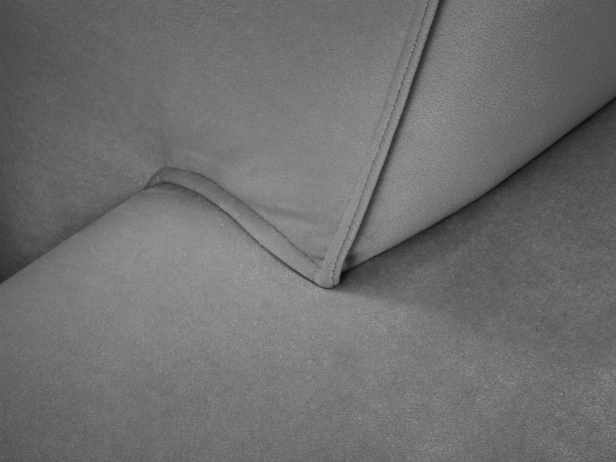 Zweisitzer-Sofa Siena in Beige-Salvador-Samt mit schwarzen Kunststoffbeinen, gepolsterter Sitzfläche und niedriger Rückenlehne, Frontansicht.