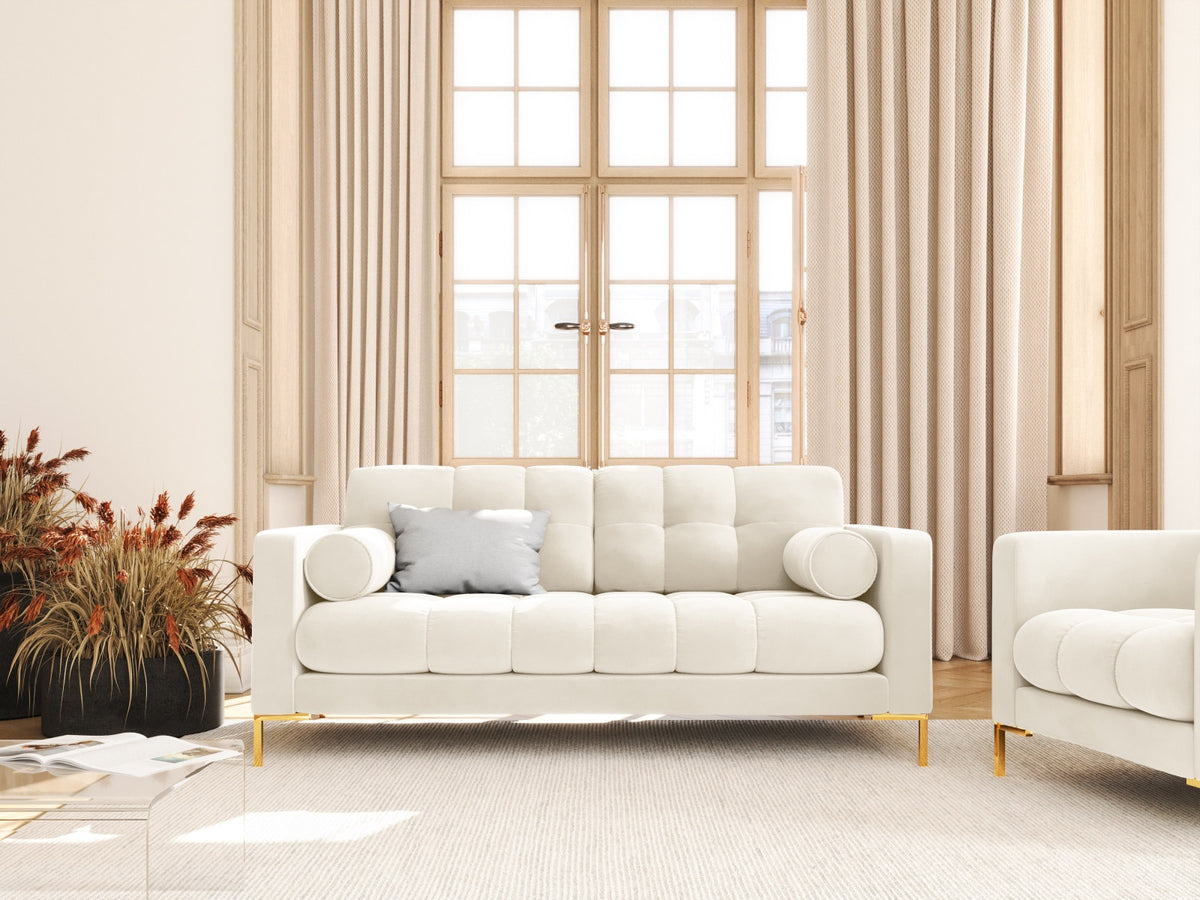 Zweisitziges Sofa Bali mit Stoffbezug, Dekokissen und schlanken Metallbeinen