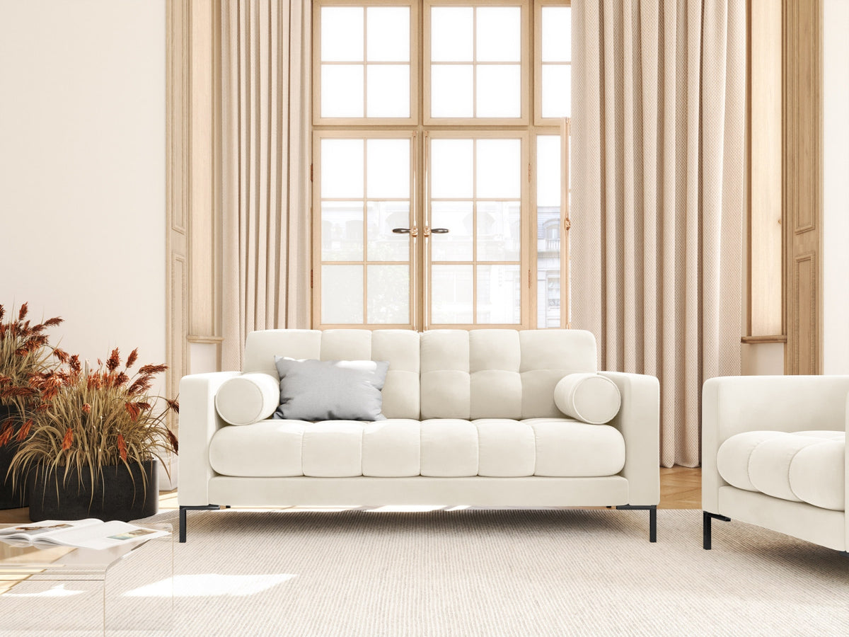 Zweisitziges Sofa Bali mit Stoffbezug, Dekokissen und schlanken Metallbeinen