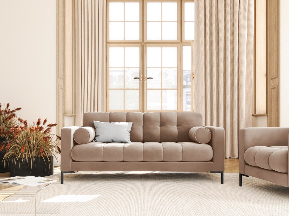 Zweisitziges Sofa Bali mit Stoffbezug, Dekokissen und schlanken Metallbeinen
