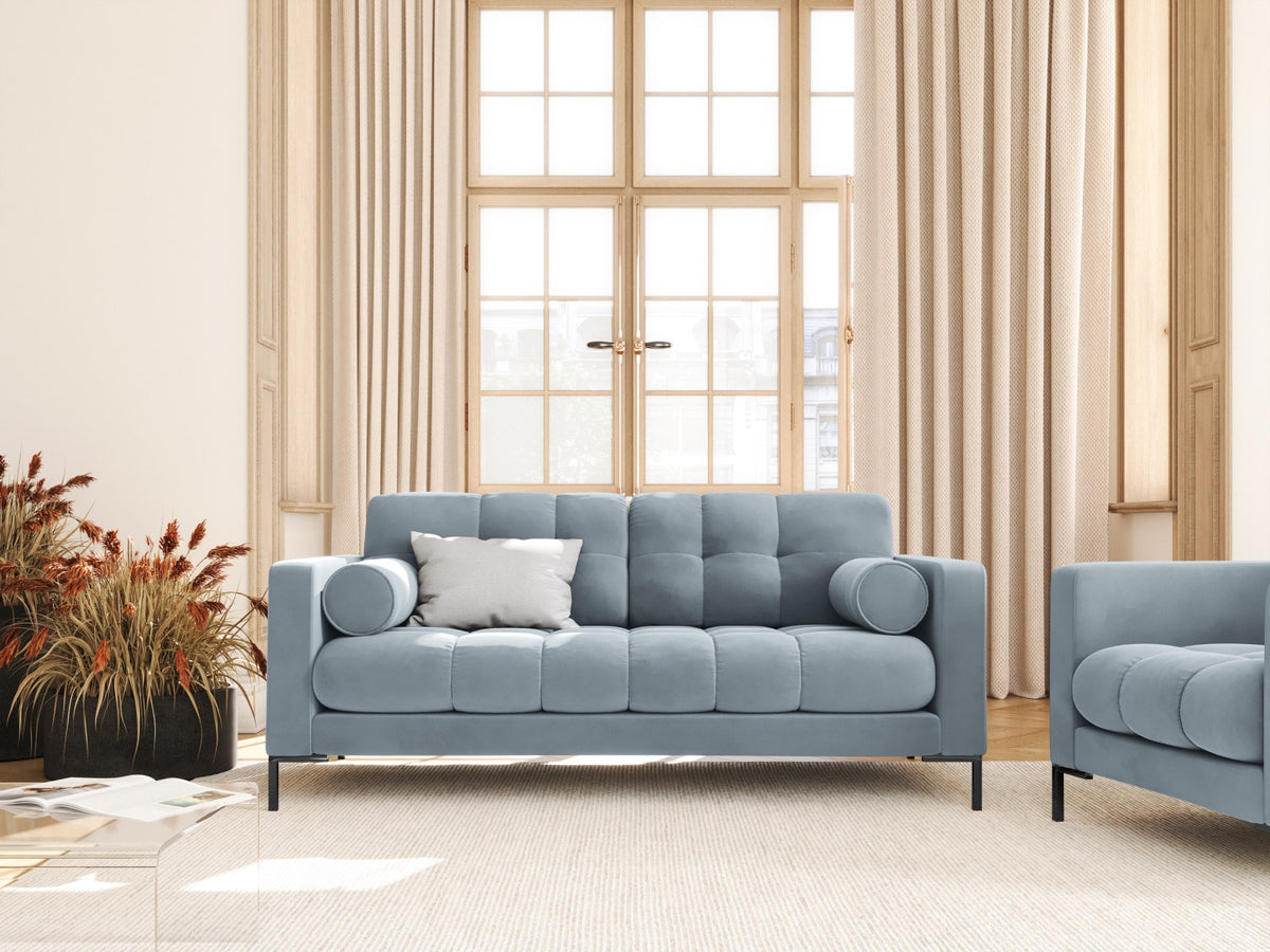 Zweisitziges Sofa Bali mit Stoffbezug, Dekokissen und schlanken Metallbeinen