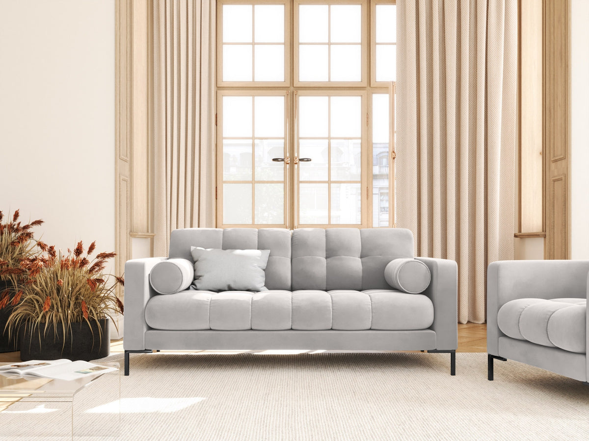 Zweisitziges Sofa Bali mit Stoffbezug, Dekokissen und schlanken Metallbeinen