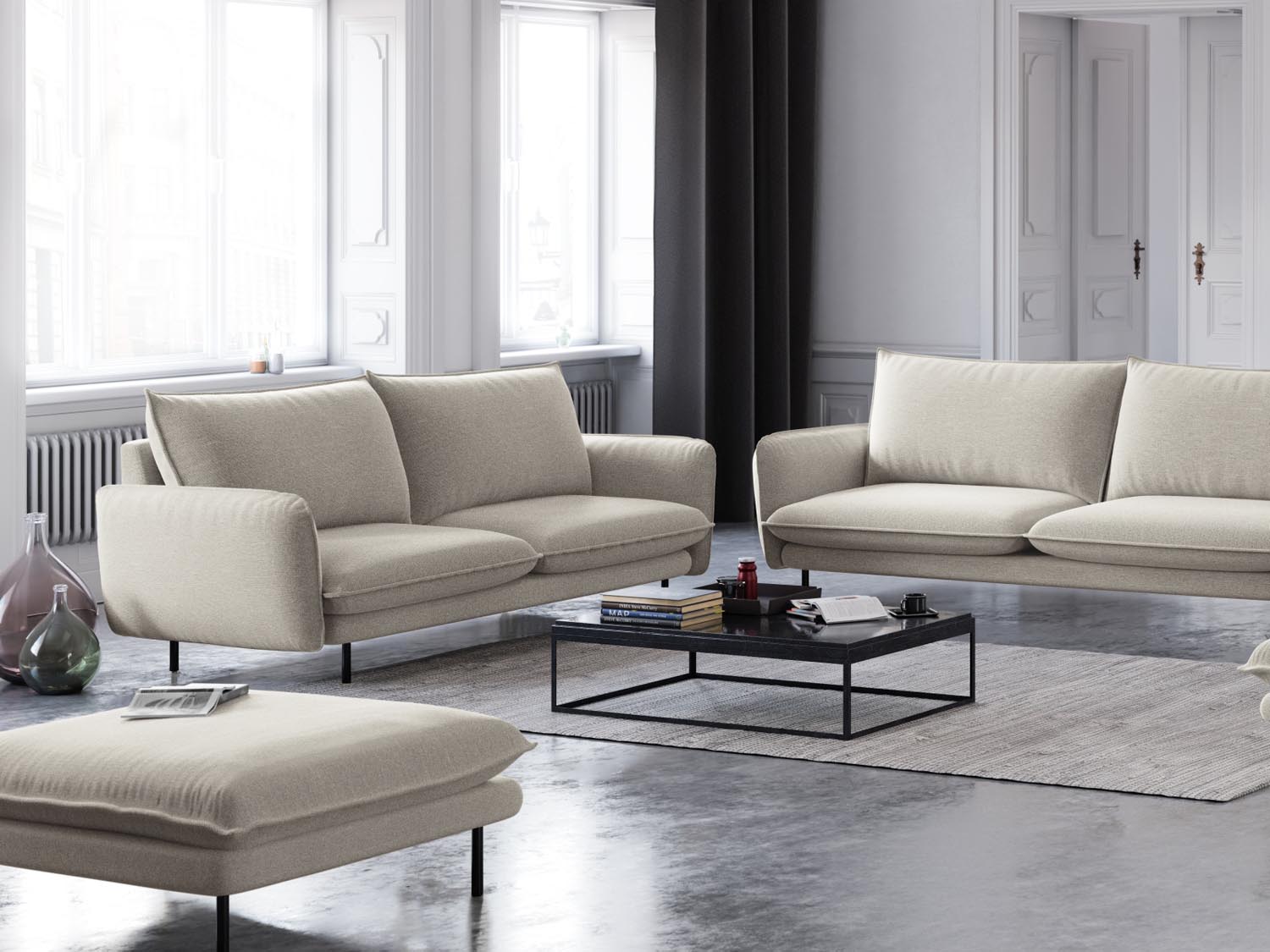 Elegantes 2-Sitzer Sofa "Vienna" in sanftem Beige und schwarzem Gestell, ideal für stilvolle Wohnräume.