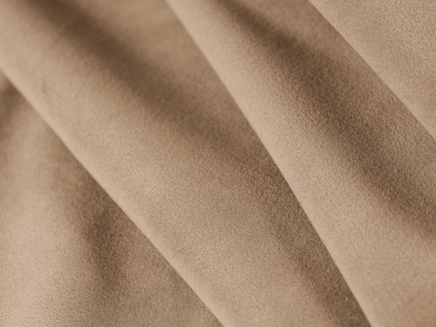 Elegantes Belfast Velour Sofa in hellem Beige, ideal für Gästeübernachtungen und mit praktischem Stauraum für zusätzlichen Platz.