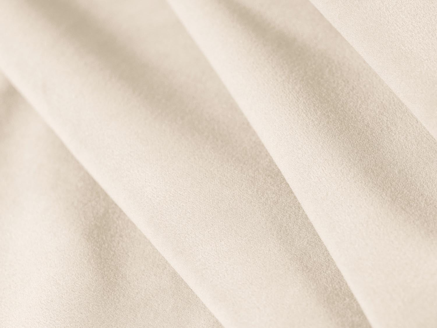 Elegantes 3-Sitzer Velours Sofa in Ivory, ideal für stilvolle Wohnzimmer, bietet Schlaffunktion und cleveren Stauraum.
