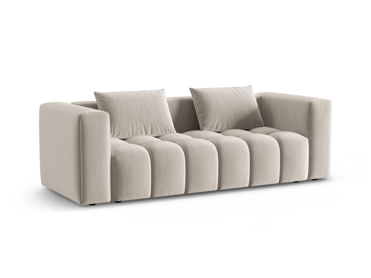 Sandfarbenes Samt-Bettsofa Verona mit drei Sitzplätzen, ausklappbarer Liegefläche, Bettkasten und schwarzen Kunststoffbeinen im Wohnraum.