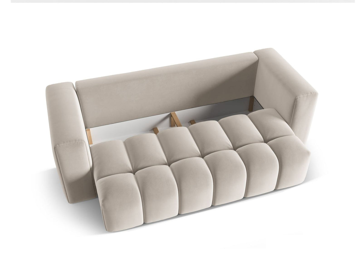 Sandfarbenes Samt-Bettsofa Verona mit drei Sitzplätzen, ausklappbarer Liegefläche, Bettkasten und schwarzen Kunststoffbeinen im Wohnraum.