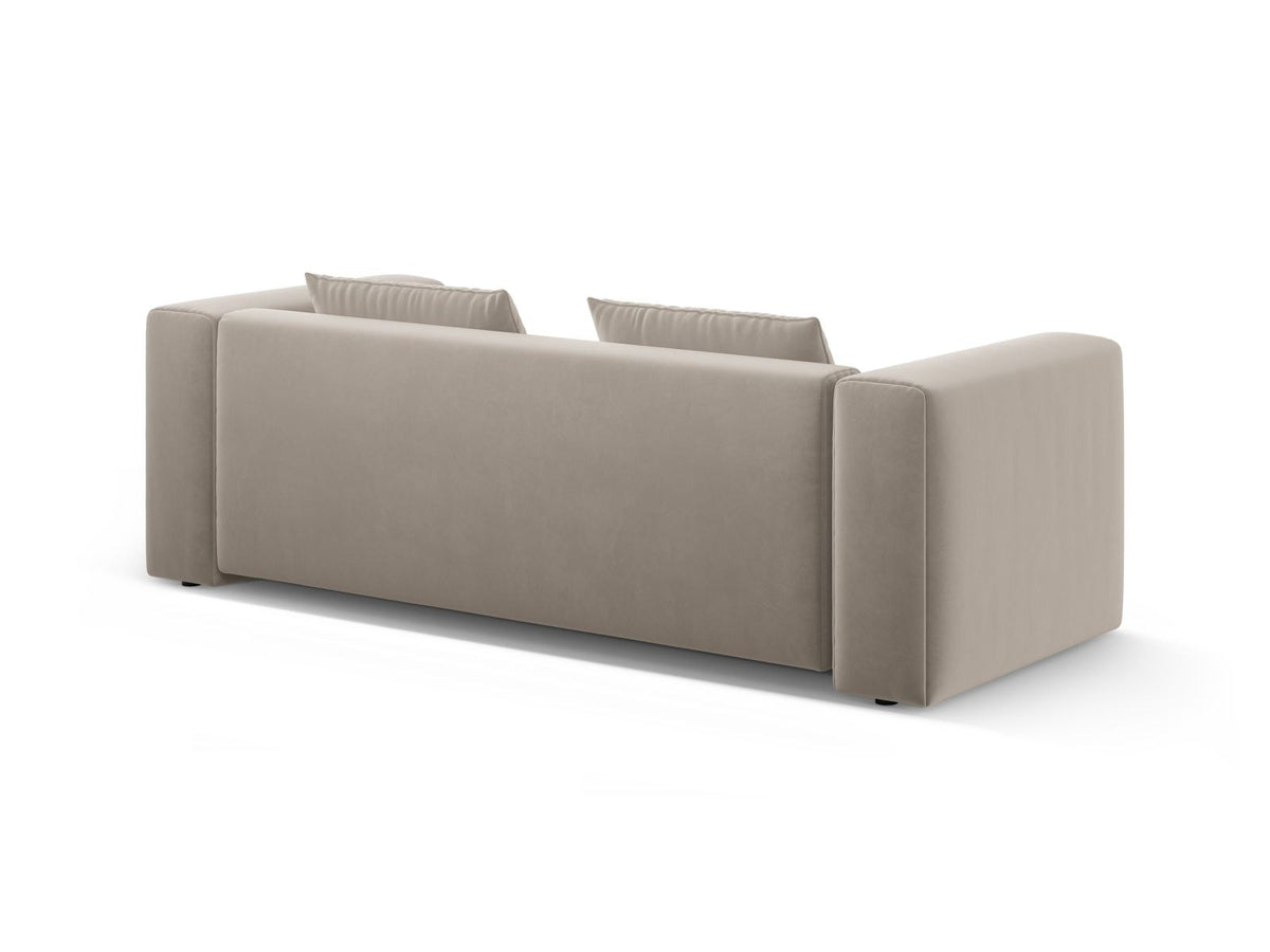 Sandfarbenes Samt-Bettsofa Verona mit drei Sitzplätzen, ausklappbarer Liegefläche, Bettkasten und schwarzen Kunststoffbeinen im Wohnraum.
