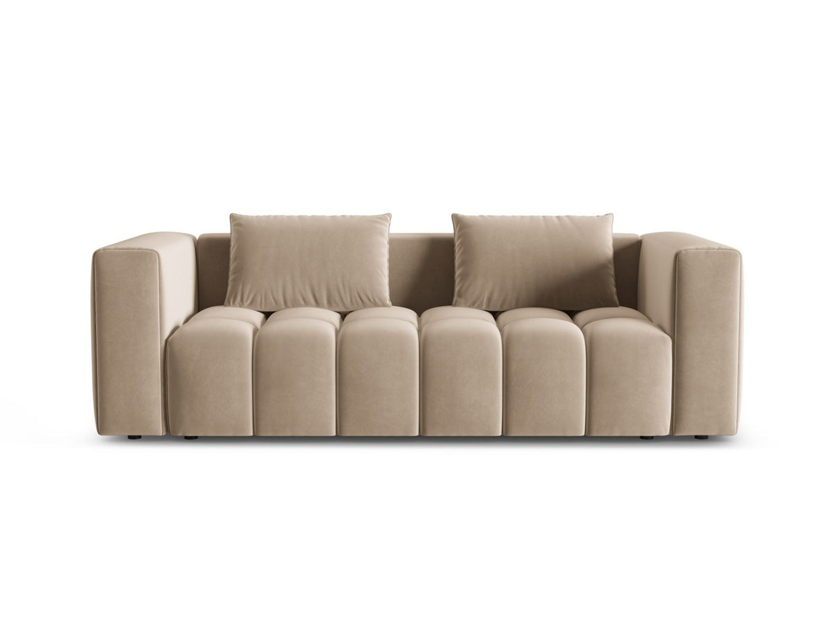 Sandfarbenes Samt-Bettsofa Verona mit drei Sitzplätzen, ausklappbarer Liegefläche, Bettkasten und schwarzen Kunststoffbeinen im Wohnraum.