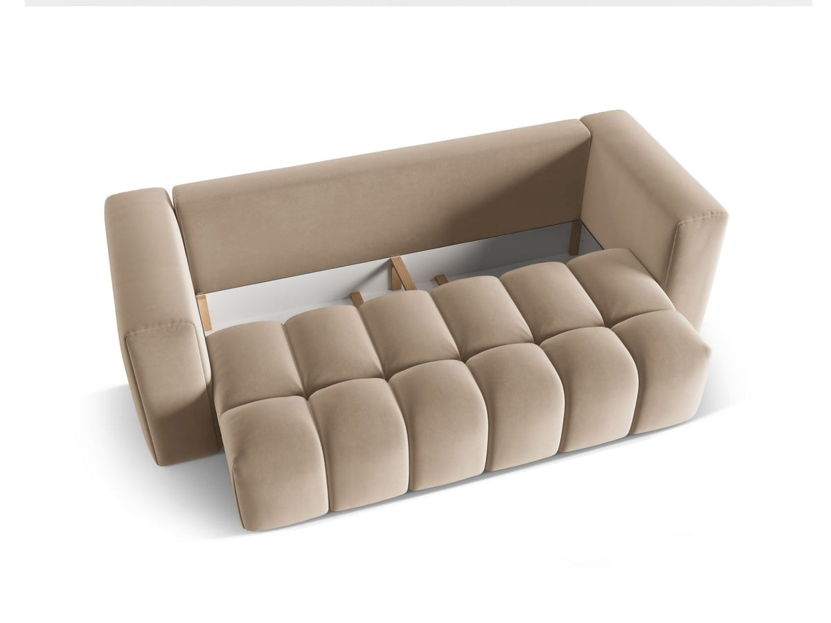 Sandfarbenes Samt-Bettsofa Verona mit drei Sitzplätzen, ausklappbarer Liegefläche, Bettkasten und schwarzen Kunststoffbeinen im Wohnraum.
