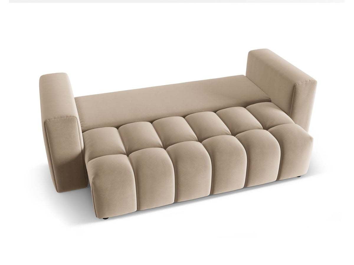 Sandfarbenes Samt-Bettsofa Verona mit drei Sitzplätzen, ausklappbarer Liegefläche, Bettkasten und schwarzen Kunststoffbeinen im Wohnraum.
