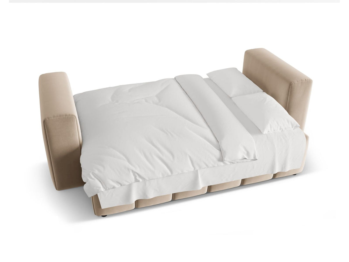 Sandfarbenes Samt-Bettsofa Verona mit drei Sitzplätzen, ausklappbarer Liegefläche, Bettkasten und schwarzen Kunststoffbeinen im Wohnraum.