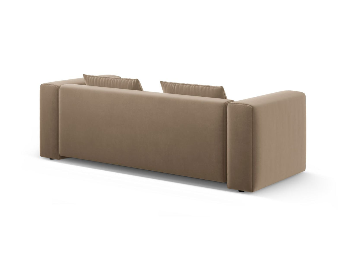 Sandfarbenes Samt-Bettsofa Verona mit drei Sitzplätzen, ausklappbarer Liegefläche, Bettkasten und schwarzen Kunststoffbeinen im Wohnraum.