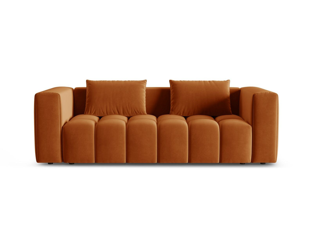Sandfarbenes Samt-Bettsofa Verona mit drei Sitzplätzen, ausklappbarer Liegefläche, Bettkasten und schwarzen Kunststoffbeinen im Wohnraum.