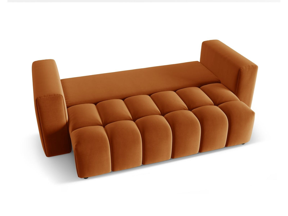 Sandfarbenes Samt-Bettsofa Verona mit drei Sitzplätzen, ausklappbarer Liegefläche, Bettkasten und schwarzen Kunststoffbeinen im Wohnraum.