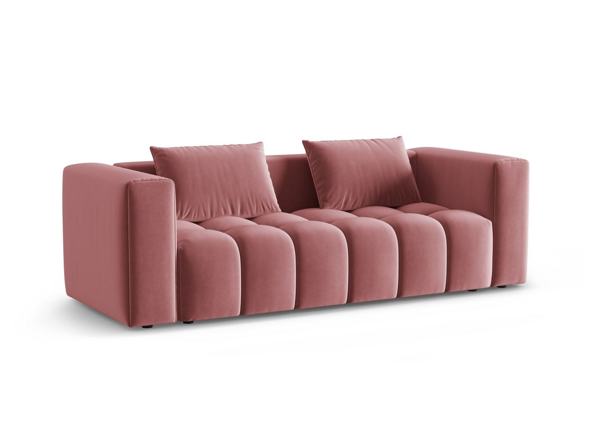 Sandfarbenes Samt-Bettsofa Verona mit drei Sitzplätzen, ausklappbarer Liegefläche, Bettkasten und schwarzen Kunststoffbeinen im Wohnraum.