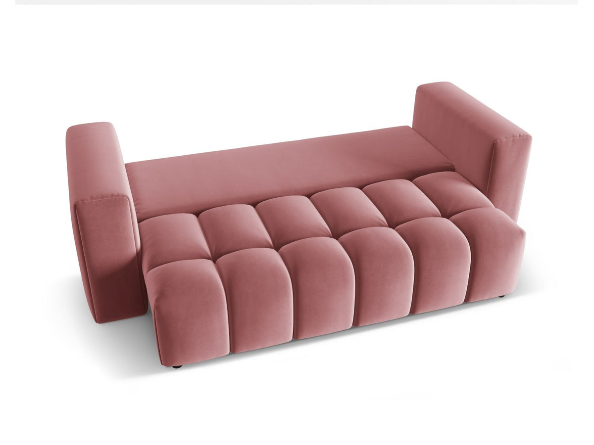 Sandfarbenes Samt-Bettsofa Verona mit drei Sitzplätzen, ausklappbarer Liegefläche, Bettkasten und schwarzen Kunststoffbeinen im Wohnraum.