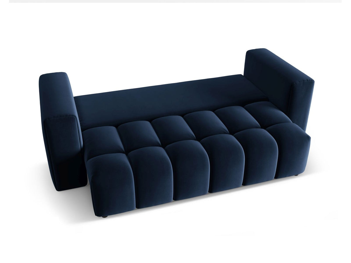 Sandfarbenes Samt-Bettsofa Verona mit drei Sitzplätzen, ausklappbarer Liegefläche, Bettkasten und schwarzen Kunststoffbeinen im Wohnraum.