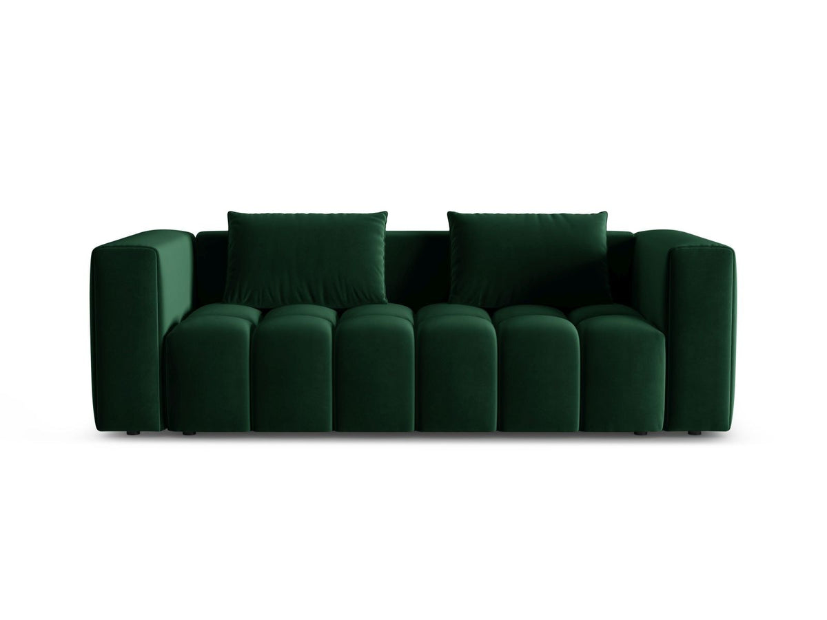 Sandfarbenes Samt-Bettsofa Verona mit drei Sitzplätzen, ausklappbarer Liegefläche, Bettkasten und schwarzen Kunststoffbeinen im Wohnraum.