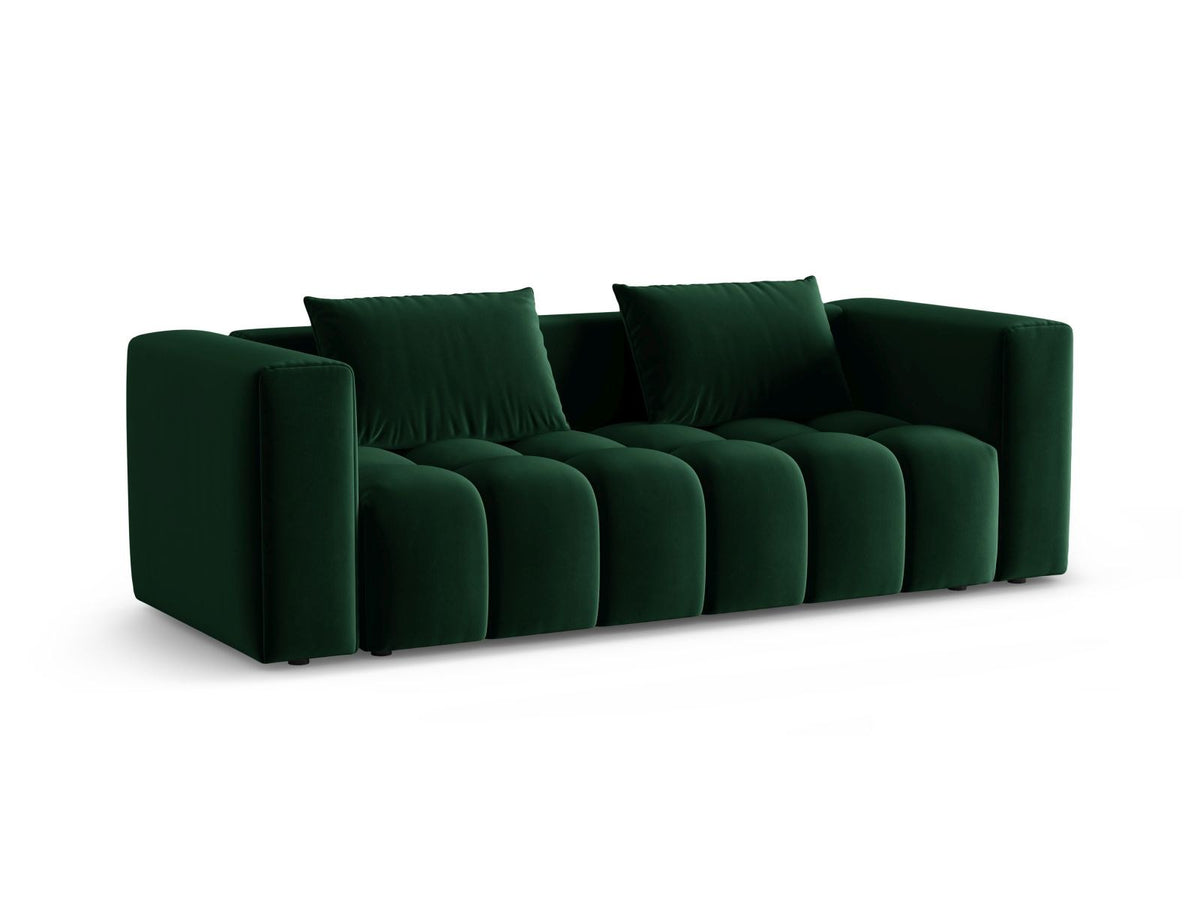 Sandfarbenes Samt-Bettsofa Verona mit drei Sitzplätzen, ausklappbarer Liegefläche, Bettkasten und schwarzen Kunststoffbeinen im Wohnraum.