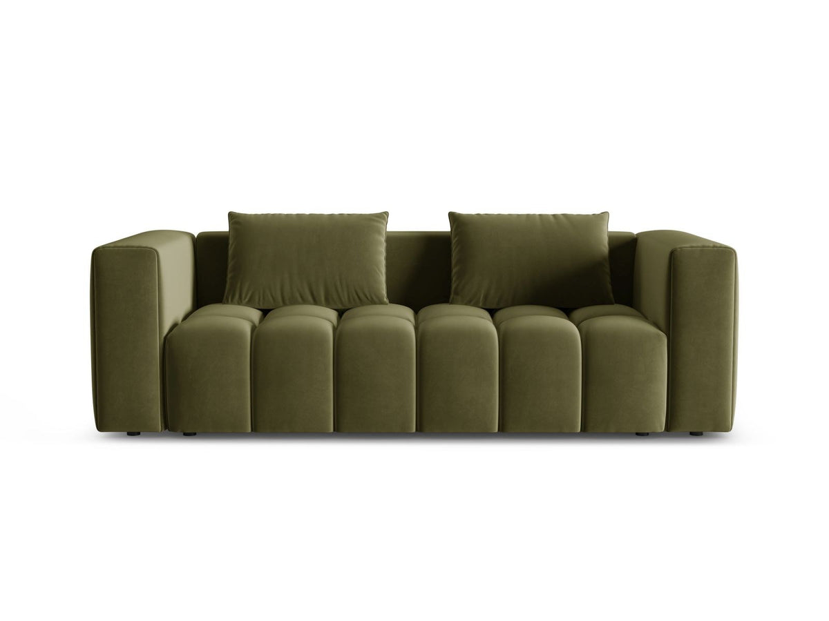 Sandfarbenes Samt-Bettsofa Verona mit drei Sitzplätzen, ausklappbarer Liegefläche, Bettkasten und schwarzen Kunststoffbeinen im Wohnraum.
