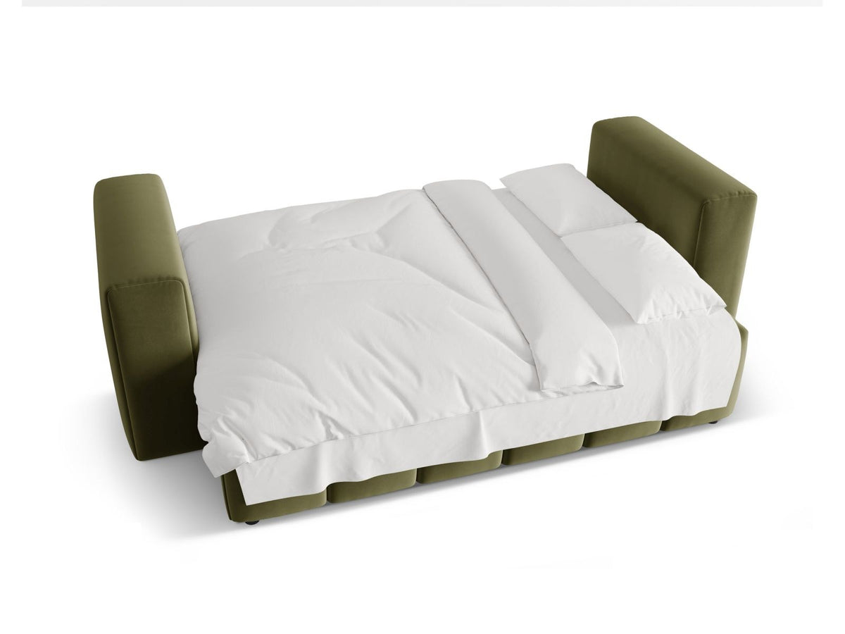 Sandfarbenes Samt-Bettsofa Verona mit drei Sitzplätzen, ausklappbarer Liegefläche, Bettkasten und schwarzen Kunststoffbeinen im Wohnraum.