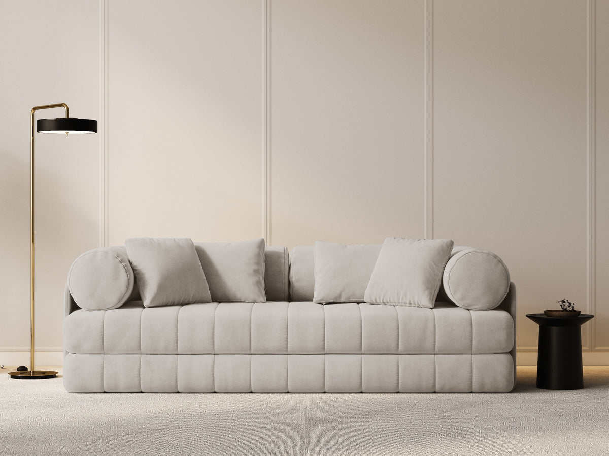 Kemi Velour Sofa mit Schlaffunktion 3 Sitzer in Beige-Salvador präsentiert im Onlineshop von KAQTU Design AG. Bettsofa ist von Cosmopolitan Design