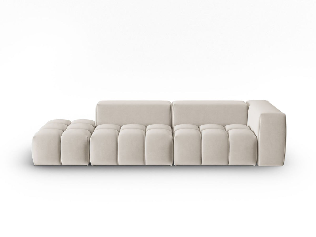 Modulares 4er Sofa Verona mit sandfarbenem Casino-Samtbezug, schwarzen Kunststoffbeinen und geradliniger Rückenlehne, Ansicht von links.