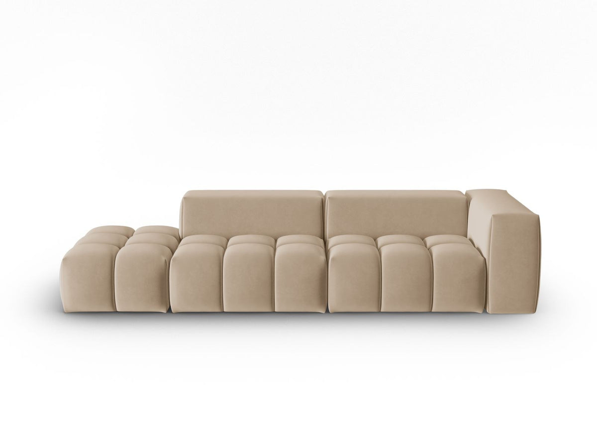 Modulares 4er Sofa Verona mit sandfarbenem Casino-Samtbezug, schwarzen Kunststoffbeinen und geradliniger Rückenlehne, Ansicht von links.