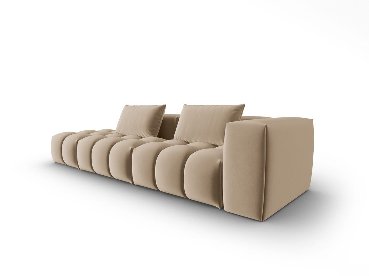 Modulares 4er Sofa Verona mit sandfarbenem Casino-Samtbezug, schwarzen Kunststoffbeinen und geradliniger Rückenlehne, Ansicht von links.
