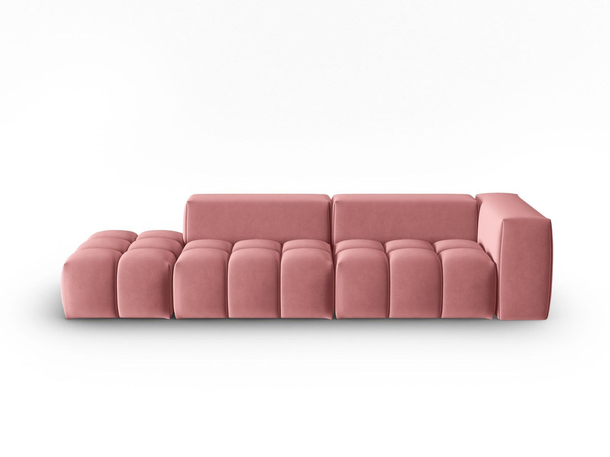 Modulares 4er Sofa Verona mit sandfarbenem Casino-Samtbezug, schwarzen Kunststoffbeinen und geradliniger Rückenlehne, Ansicht von links.