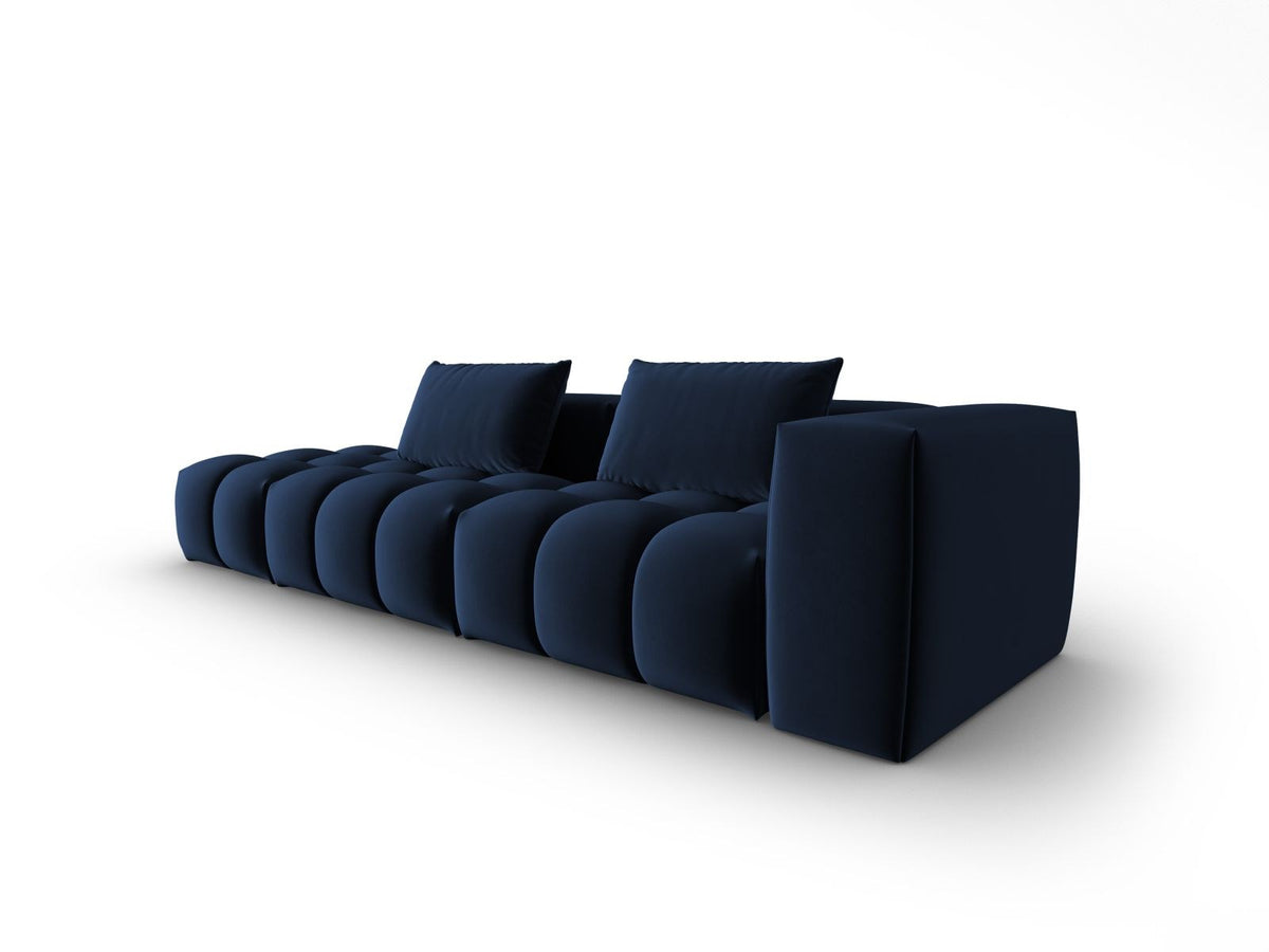 Modulares 4er Sofa Verona mit sandfarbenem Casino-Samtbezug, schwarzen Kunststoffbeinen und geradliniger Rückenlehne, Ansicht von links.