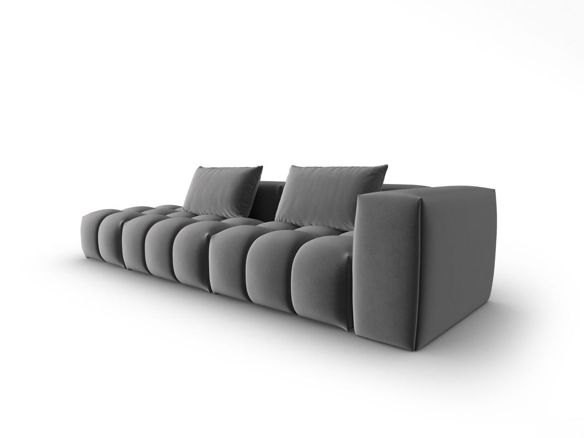 Modulares 4er Sofa Verona mit sandfarbenem Casino-Samtbezug, schwarzen Kunststoffbeinen und geradliniger Rückenlehne, Ansicht von links.