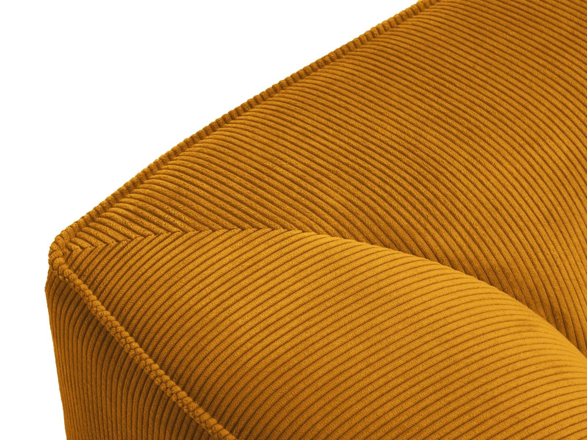 Gelbes 3-Sitzer Sofa Siena mit Massivholzrahmen, Ottawa-Stoffbezug und schwarzen Kunststoffbeinen aus Polypropylen, Frontalansicht.