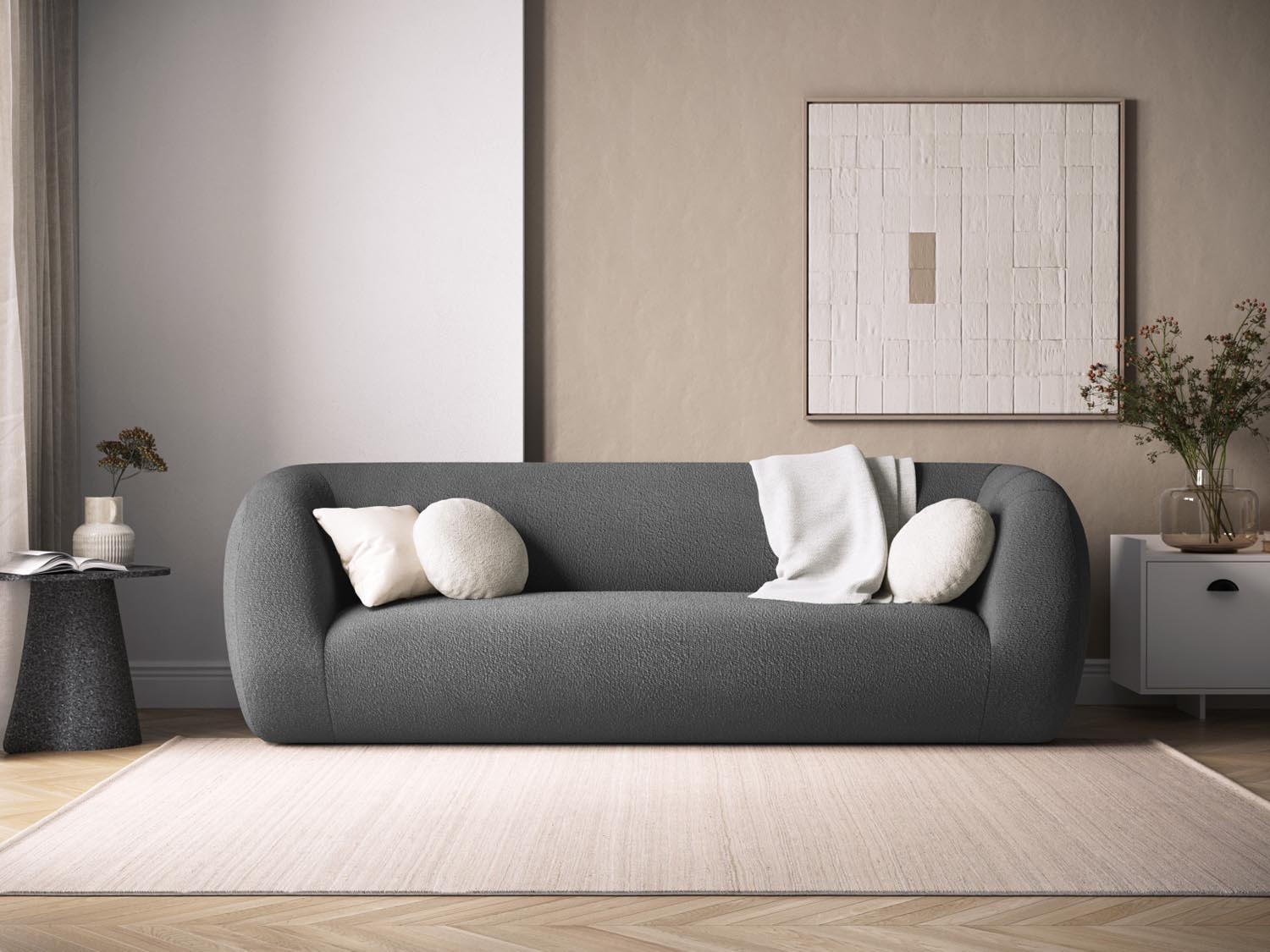 Elegantes 3-Sitzer Sofa "Essen Boucle" in Dunkelgrau, stilvoll inszeniert für modernes Wohnen, entworfen von Cosmopolitan Design.
