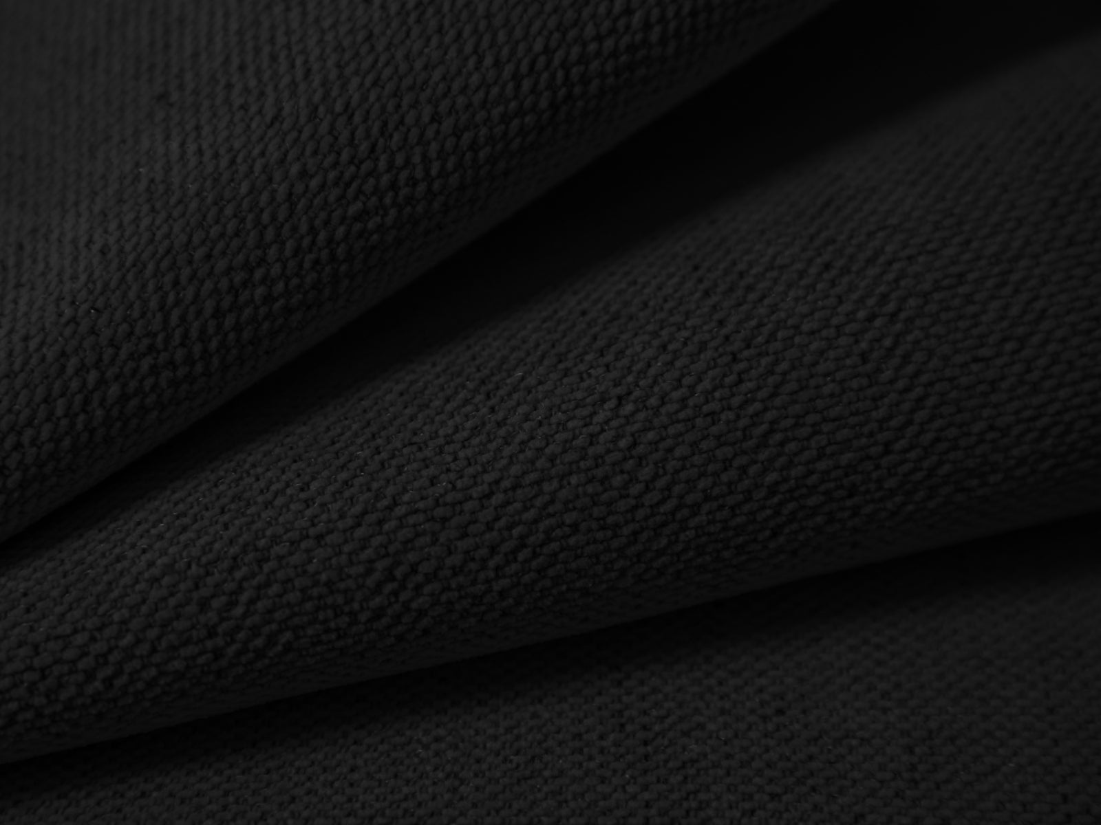 Elegantes 3-Sitzer Sofa Campi in klassischem Schwarz, ideal für moderne Wohnräume und gemütliche Stunden mit Freunden und Familie.