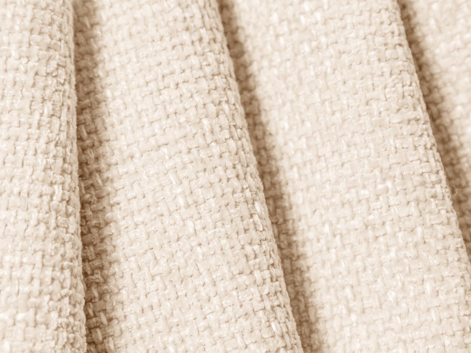 Modernes 3-Sitzer Sofa Matera in zartem Beige, perfekt für gemütliche Wohnzimmer. Hochwertige Verarbeitung von Cosmopolitan Design.