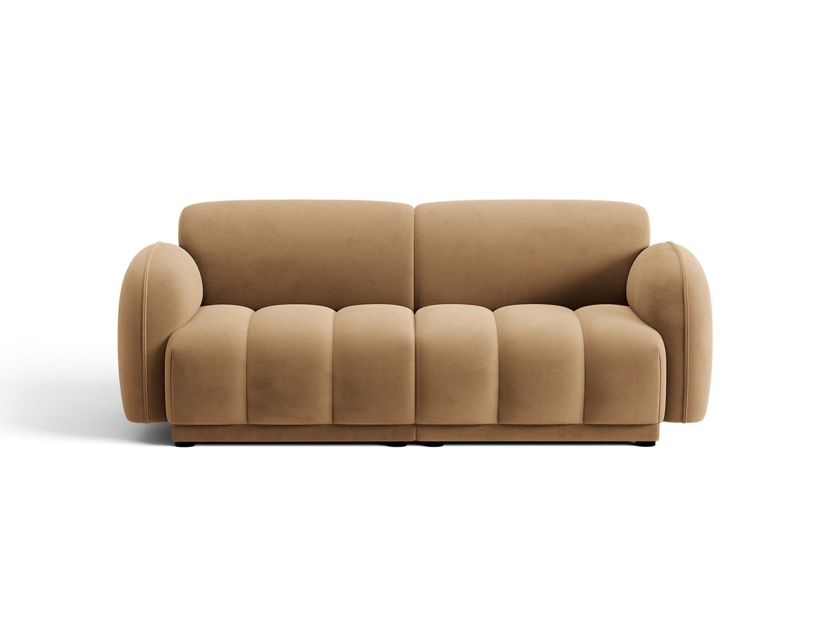 Beige-farbenes 3-Sitzer Sofa mit Samtbezug, schwarzen Kunststoffbeinen und gepolsterter Rückenlehne, Massivholzrahmen, moderne Form.