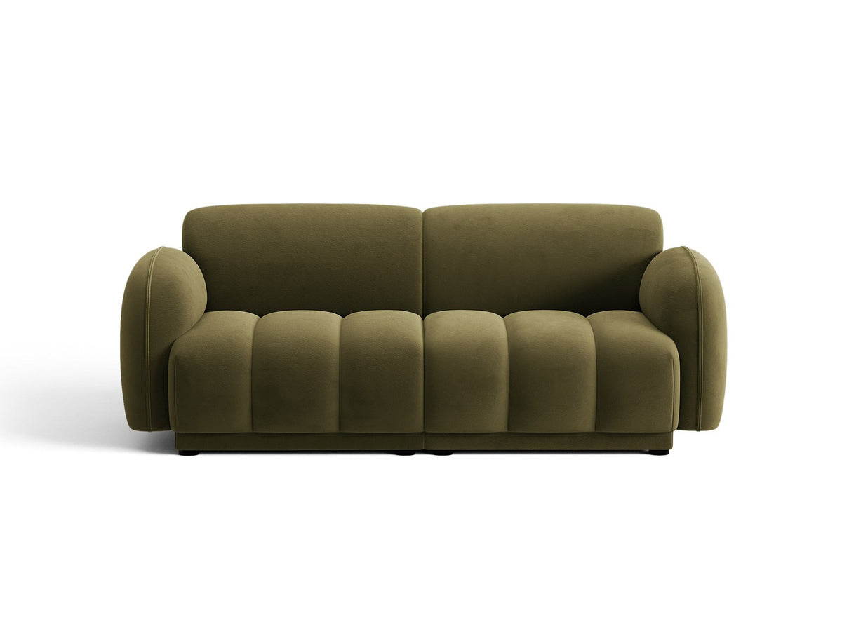 Beige-farbenes 3-Sitzer Sofa mit Samtbezug, schwarzen Kunststoffbeinen und gepolsterter Rückenlehne, Massivholzrahmen, moderne Form.