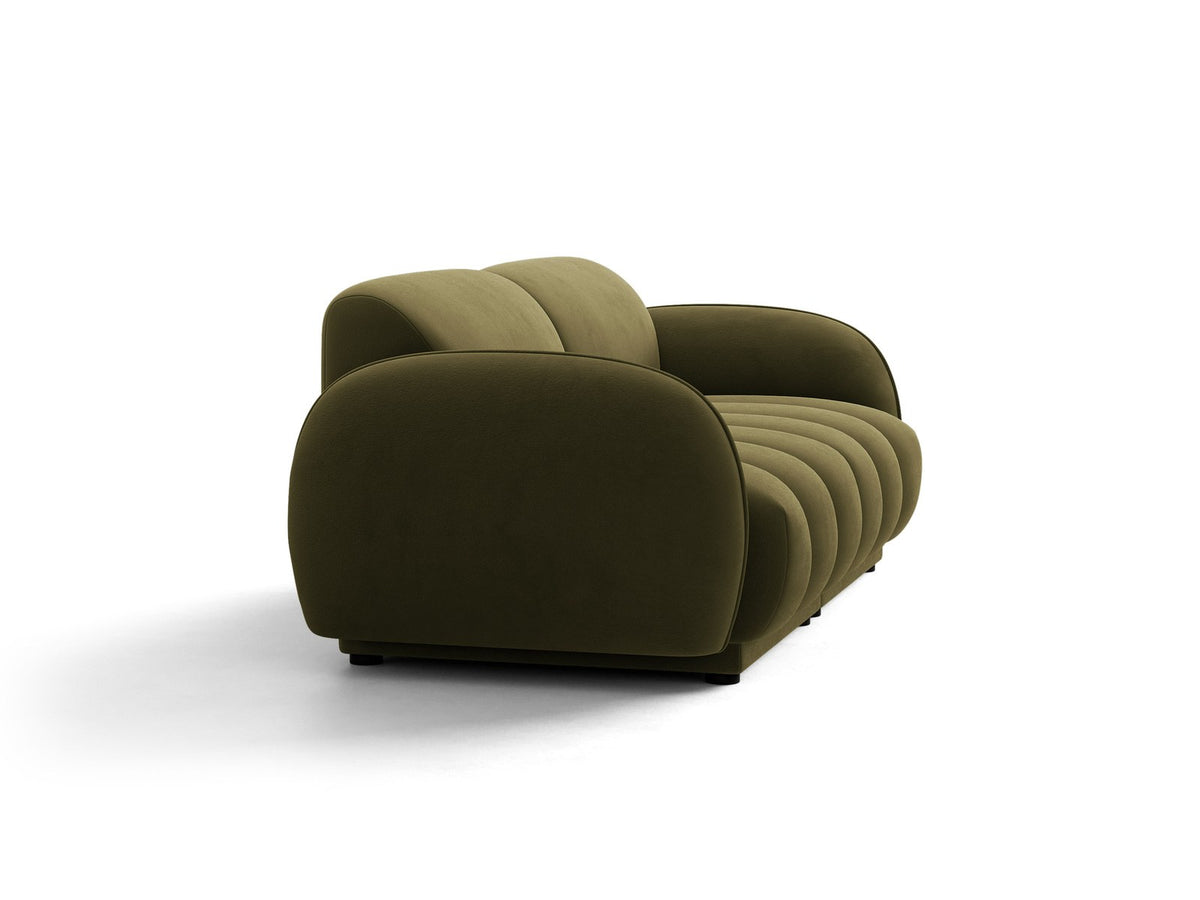 Beige-farbenes 3-Sitzer Sofa mit Samtbezug, schwarzen Kunststoffbeinen und gepolsterter Rückenlehne, Massivholzrahmen, moderne Form.