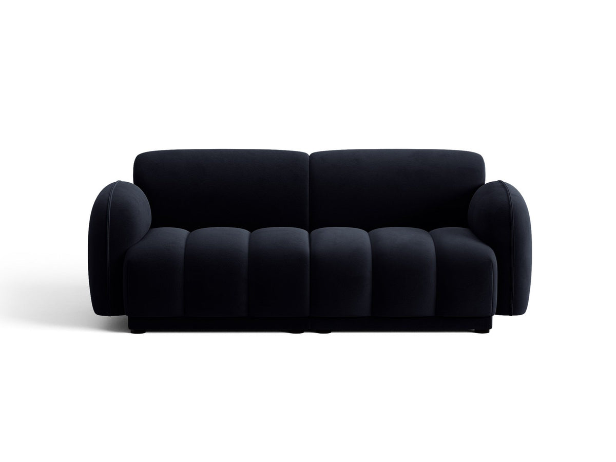 Beige-farbenes 3-Sitzer Sofa mit Samtbezug, schwarzen Kunststoffbeinen und gepolsterter Rückenlehne, Massivholzrahmen, moderne Form.