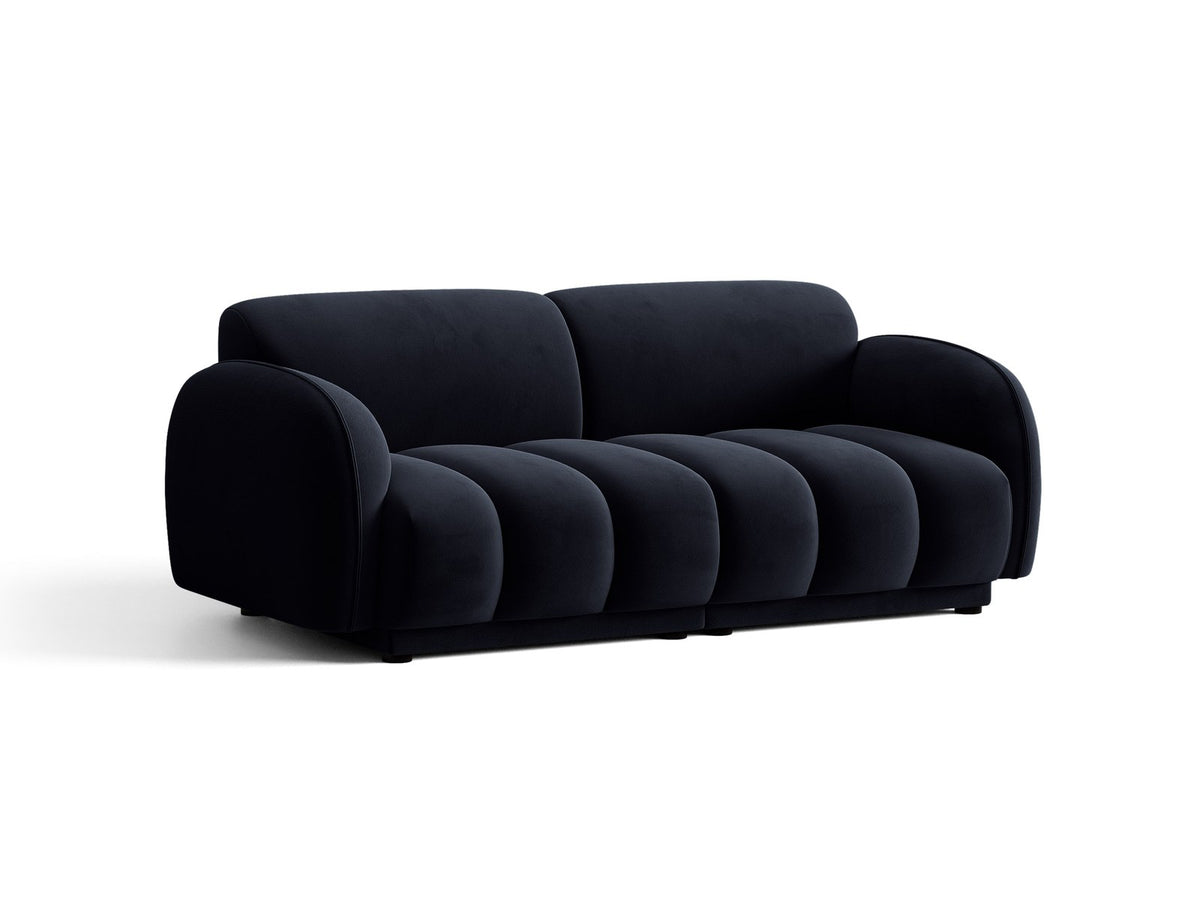Beige-farbenes 3-Sitzer Sofa mit Samtbezug, schwarzen Kunststoffbeinen und gepolsterter Rückenlehne, Massivholzrahmen, moderne Form.