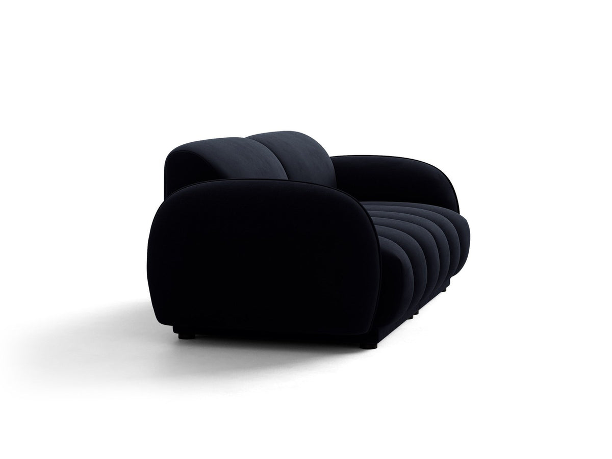 Beige-farbenes 3-Sitzer Sofa mit Samtbezug, schwarzen Kunststoffbeinen und gepolsterter Rückenlehne, Massivholzrahmen, moderne Form.