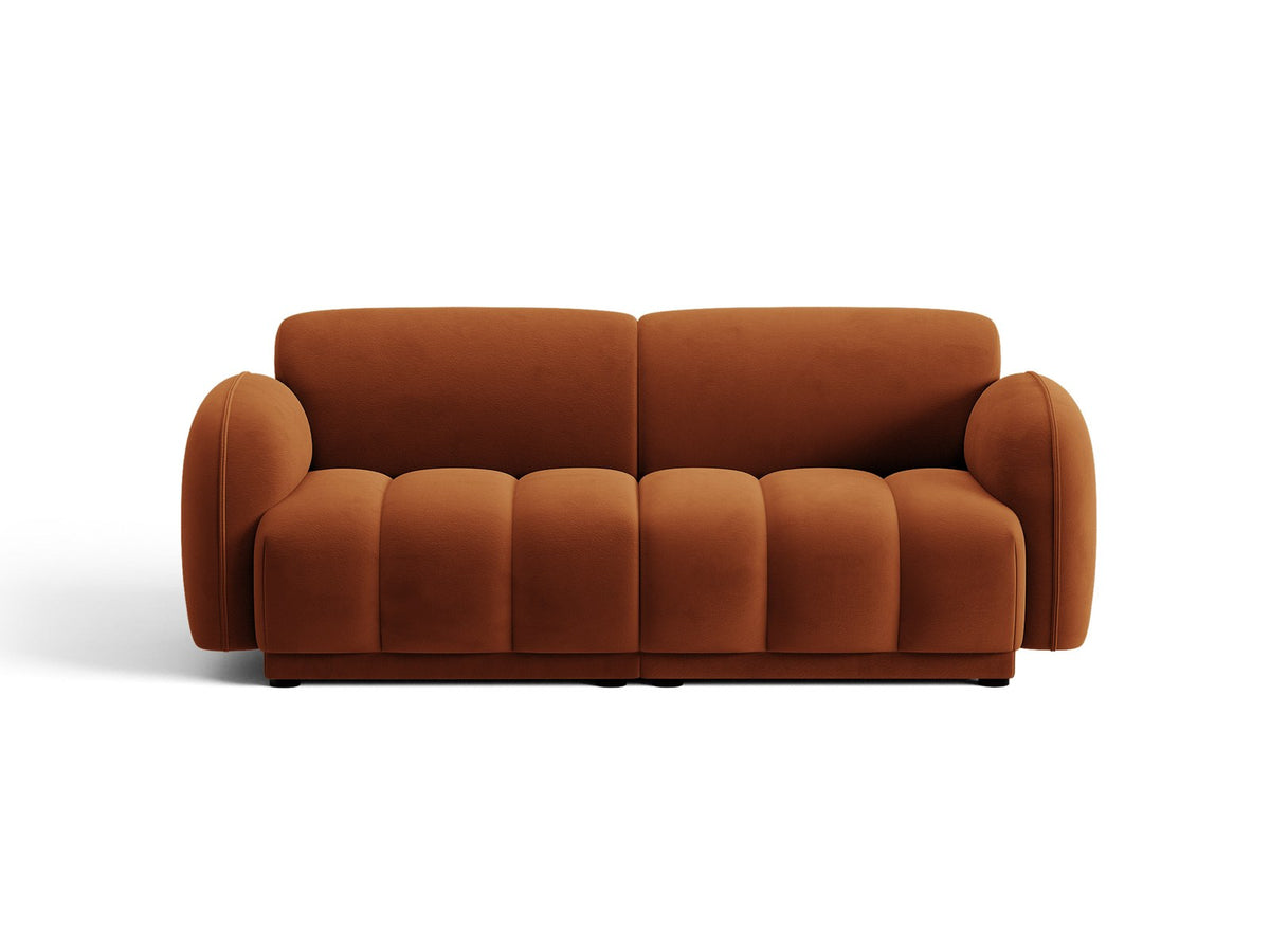 Beige-farbenes 3-Sitzer Sofa mit Samtbezug, schwarzen Kunststoffbeinen und gepolsterter Rückenlehne, Massivholzrahmen, moderne Form.