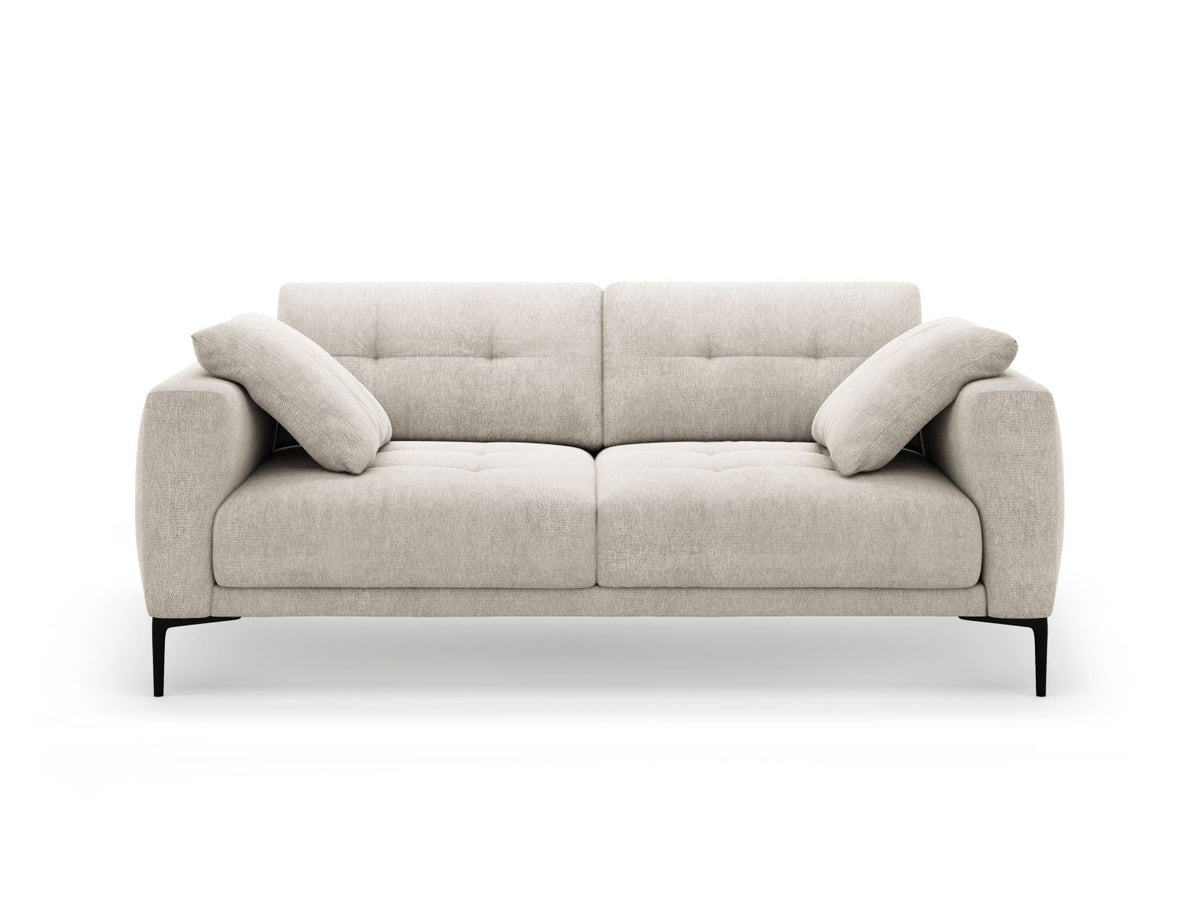 Beige-Sorella 3-Sitzer Sofa mit Strukturstoff, Massivholzrahmen und schwarzen Metallbeinen, klassische Sofaform mit gerader Rückenlehne.