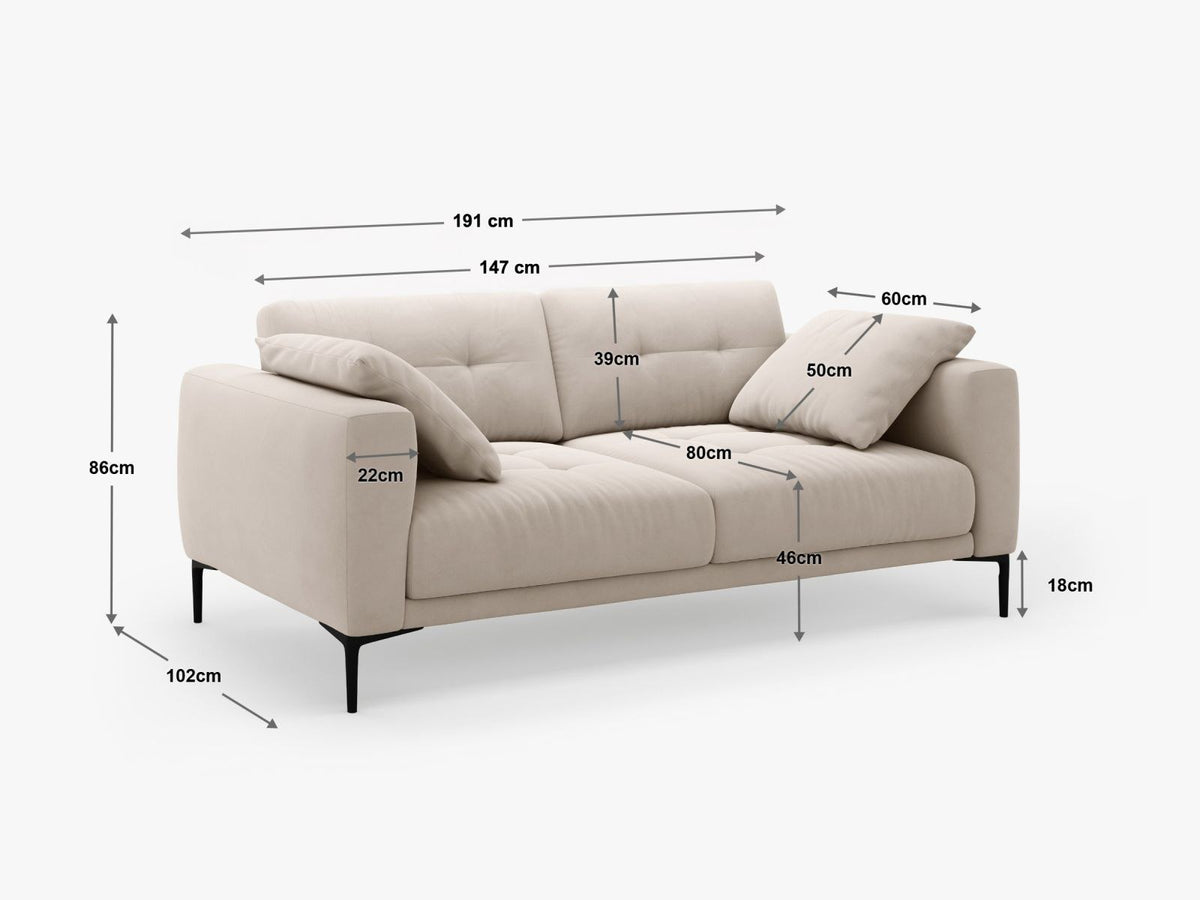 Beige-Sorella 3-Sitzer Sofa mit Strukturstoff, Massivholzrahmen und schwarzen Metallbeinen, klassische Sofaform mit gerader Rückenlehne.
